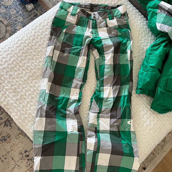 Like New Oakley Green Snowboarding Set Small - Picture 7 of 7